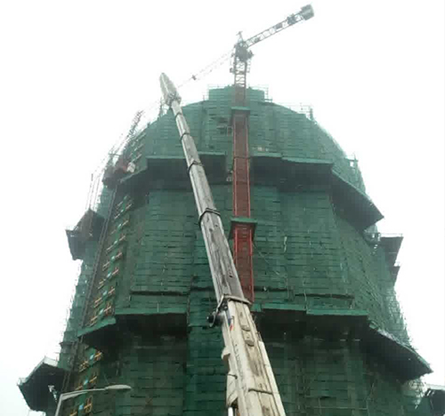 曲靖市吊车在工地上作业